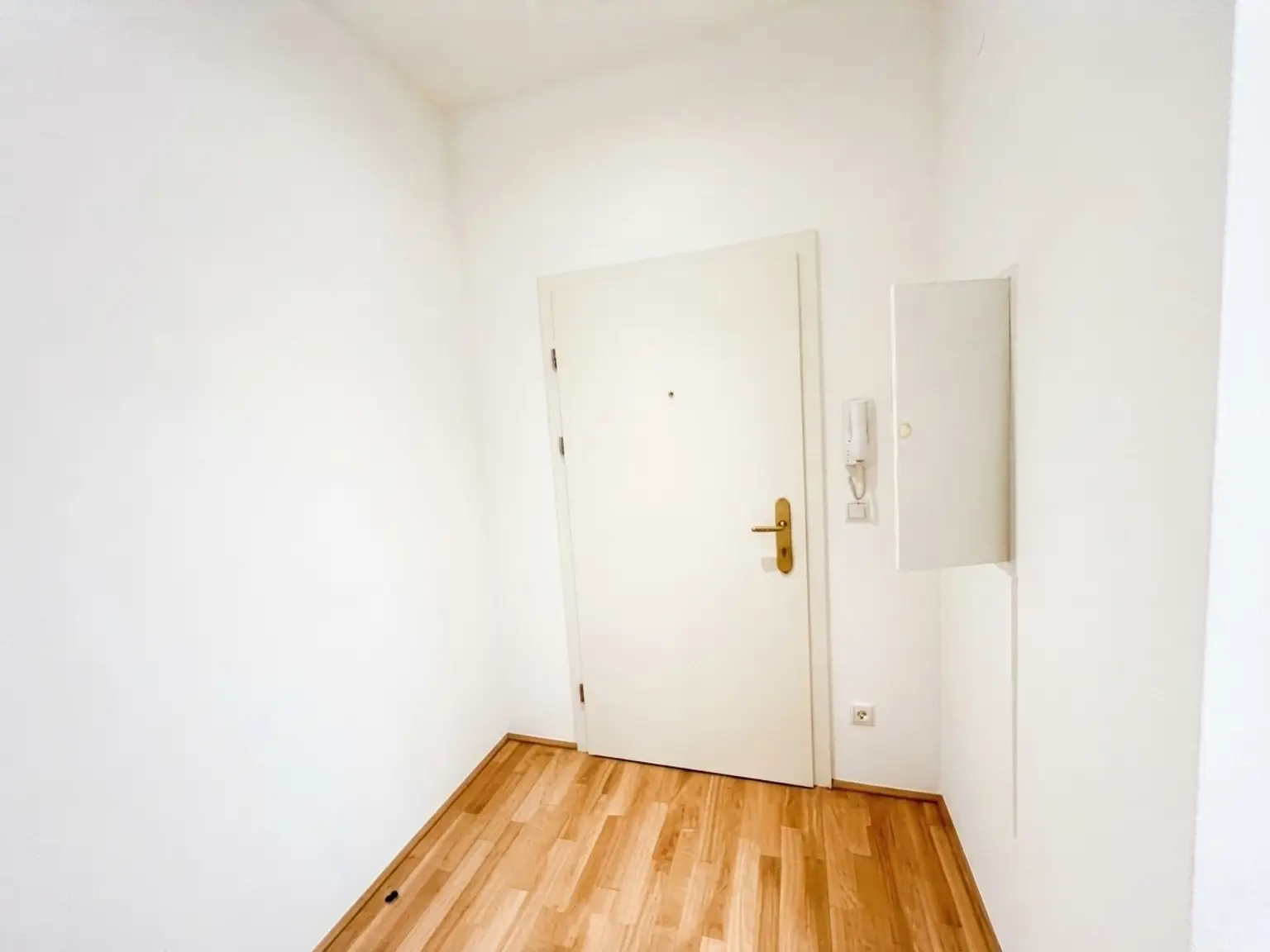 UNBEFRISTET: Klimatisierte 2-Zimmer Dachgeschosswohnung nahe Belvedere
