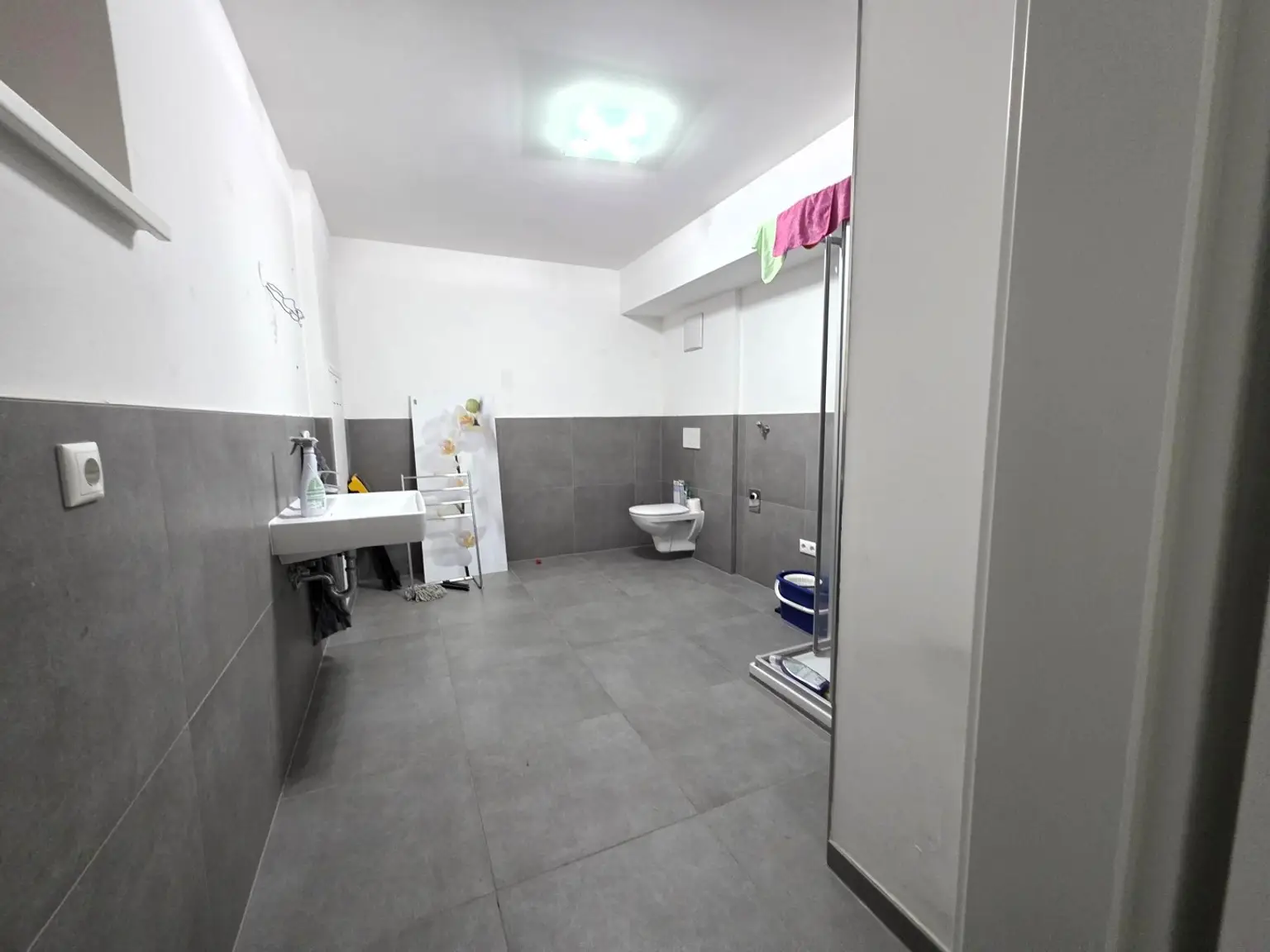 Badezimmer mit Dusche