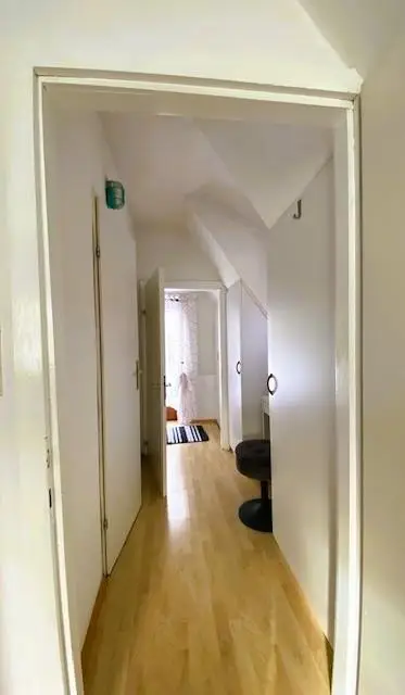 Vorraum mit Einbauschränken und Schreibtisch im OG