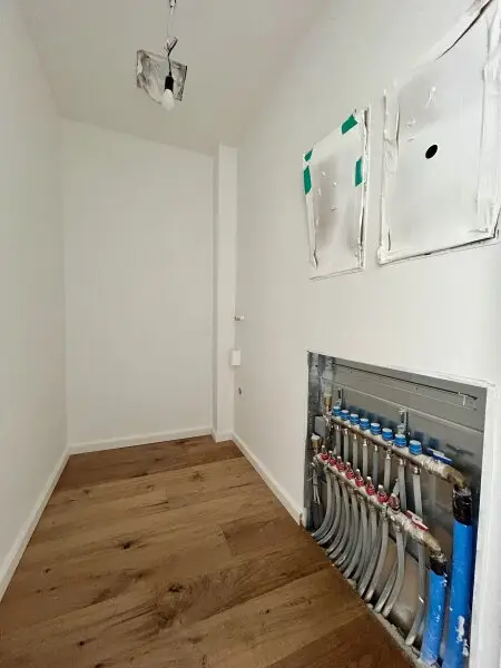 Erstklassige 73.8m² Wohnung mit Balkon in Mannswörth, Perfekt für Erstbezug!