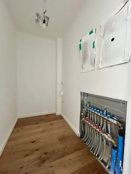 Erstklassige 73.8m² Wohnung mit Balkon in Mannswörth, Perfekt für Erstbezug!