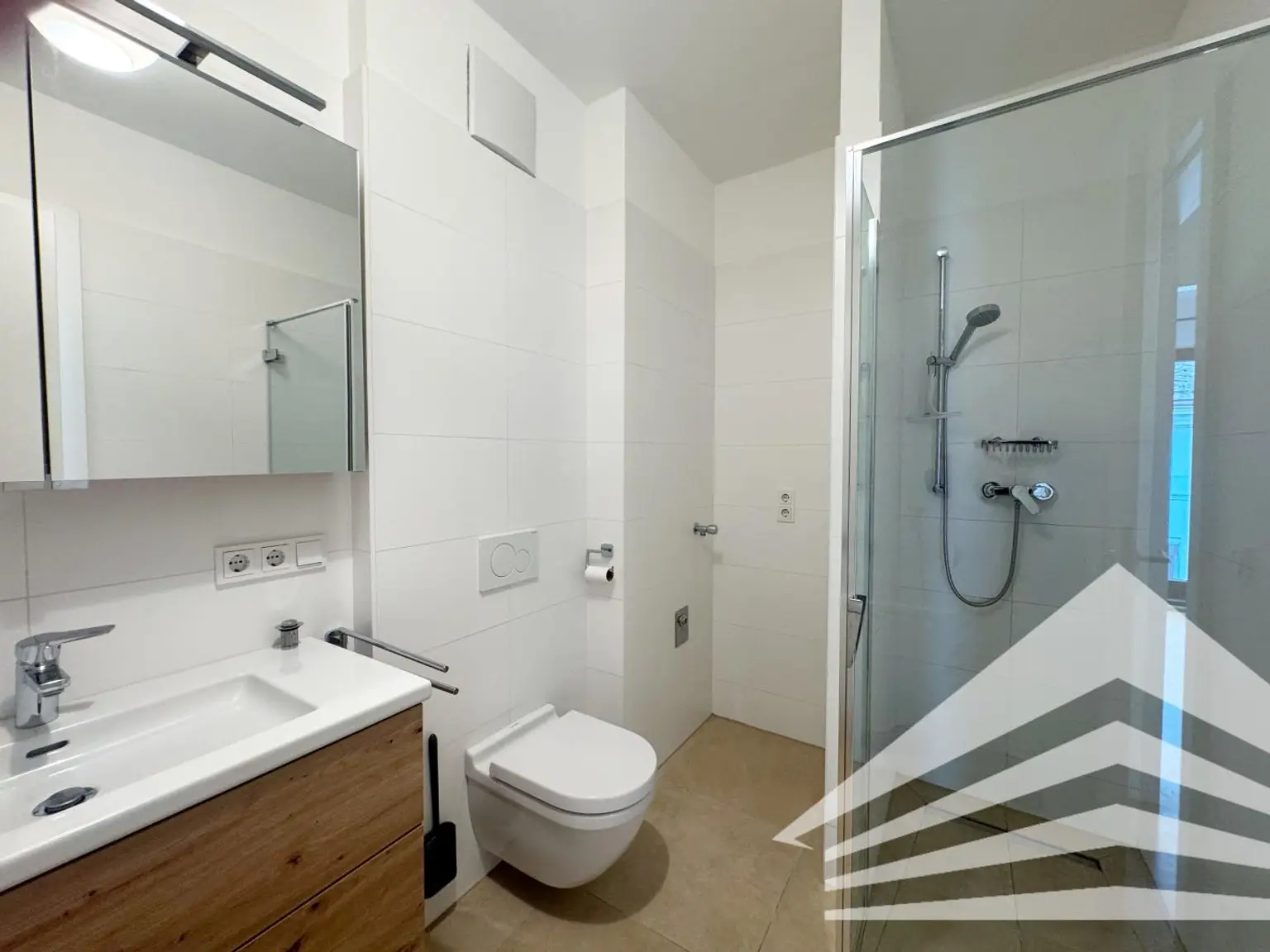 Badezimmer inkl. Wanne und Dusche 4. OG