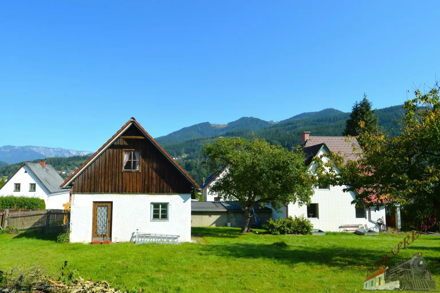 Einfamilienhaus mit Gäste-/Sommerhaus und 2 Garagen - Fernblick