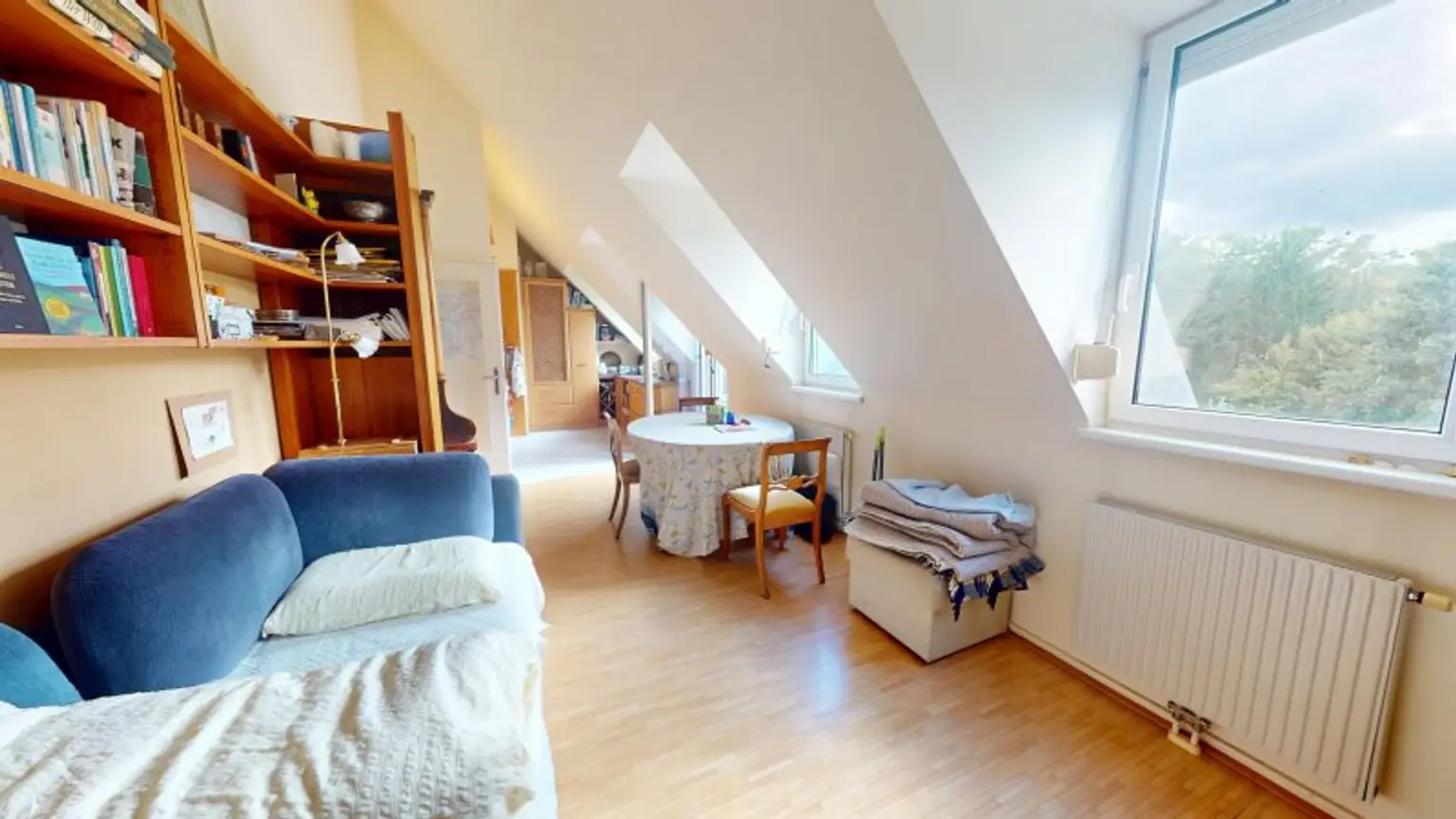 Helle DG-Wohnung mit Balkon | Garagenplatz optional