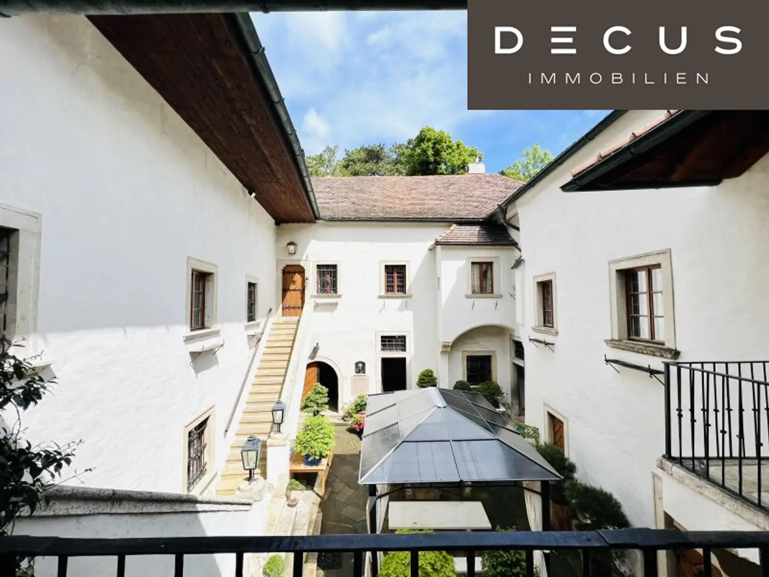 | VIERKANTHOF | HERRENHAUS  |  BURGÄHNLICHES HISTORISCHES WOHNOBJEKT MIT GARTEN IN ZENTRUMSLAGE  |