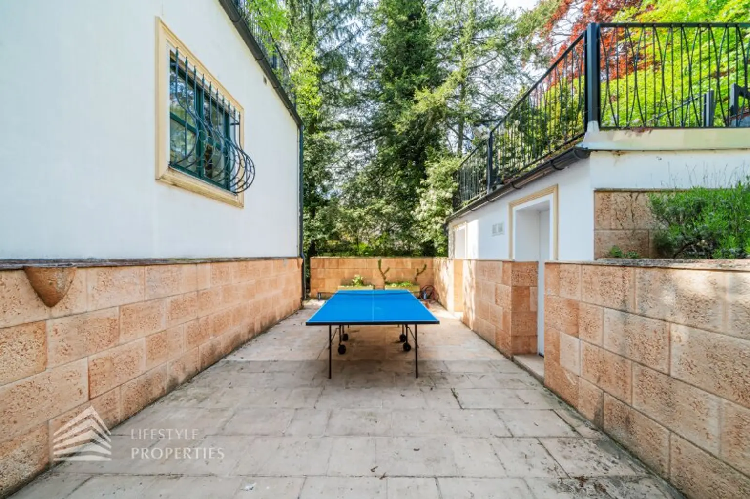 Luxuriöser 14- Zimmer Wohntraum mit Dachterrasse und Pool, Nähe Wilhelminenschloss