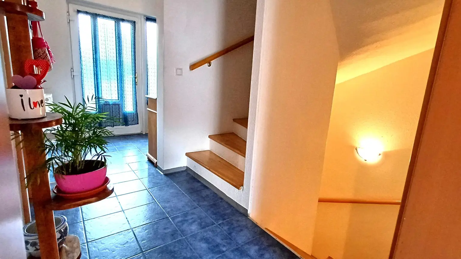 Doppelhaushälfte mit Keller, Garten, Carport und Lounge