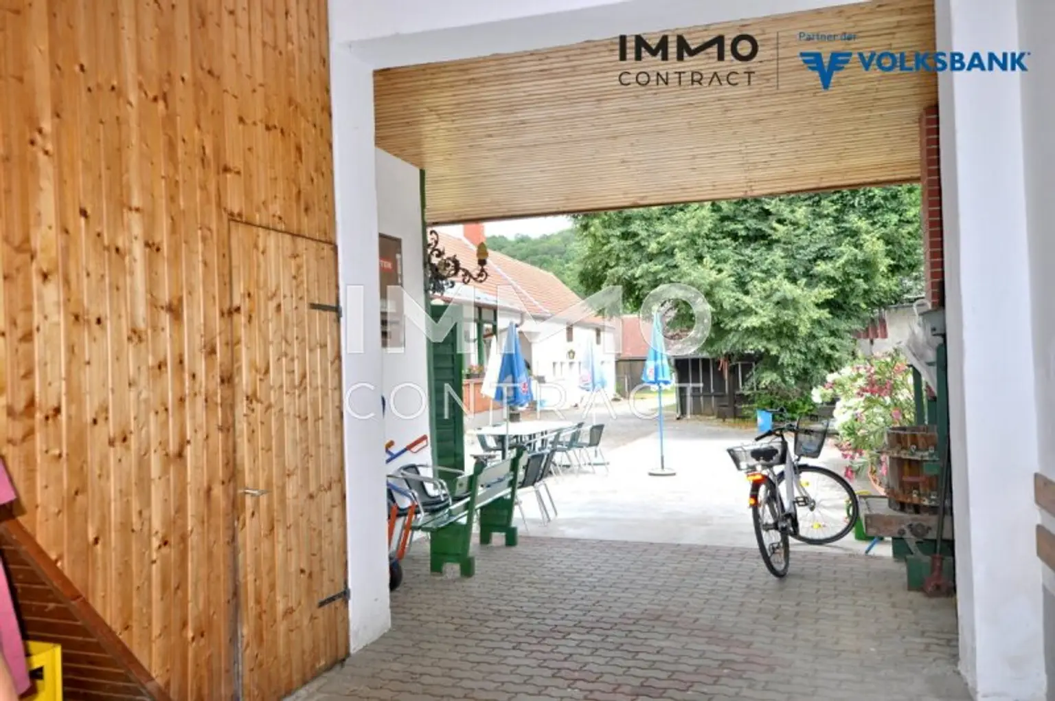 Einfahrt und Zugang zum Innenhof - Hinterem großen Grundstück und Gastgarten sow