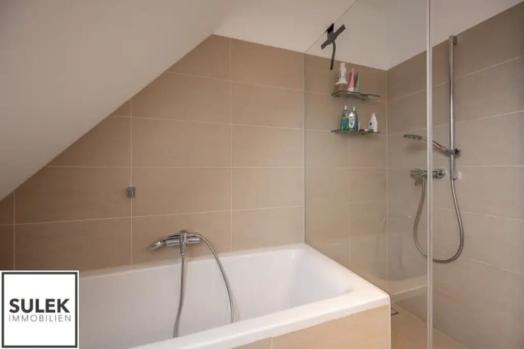Ab Dezember: zentral begehbare 3 Zimmer Dachgeschoss Wohnung mit südseitigem Balkon im Herzen Döblings!