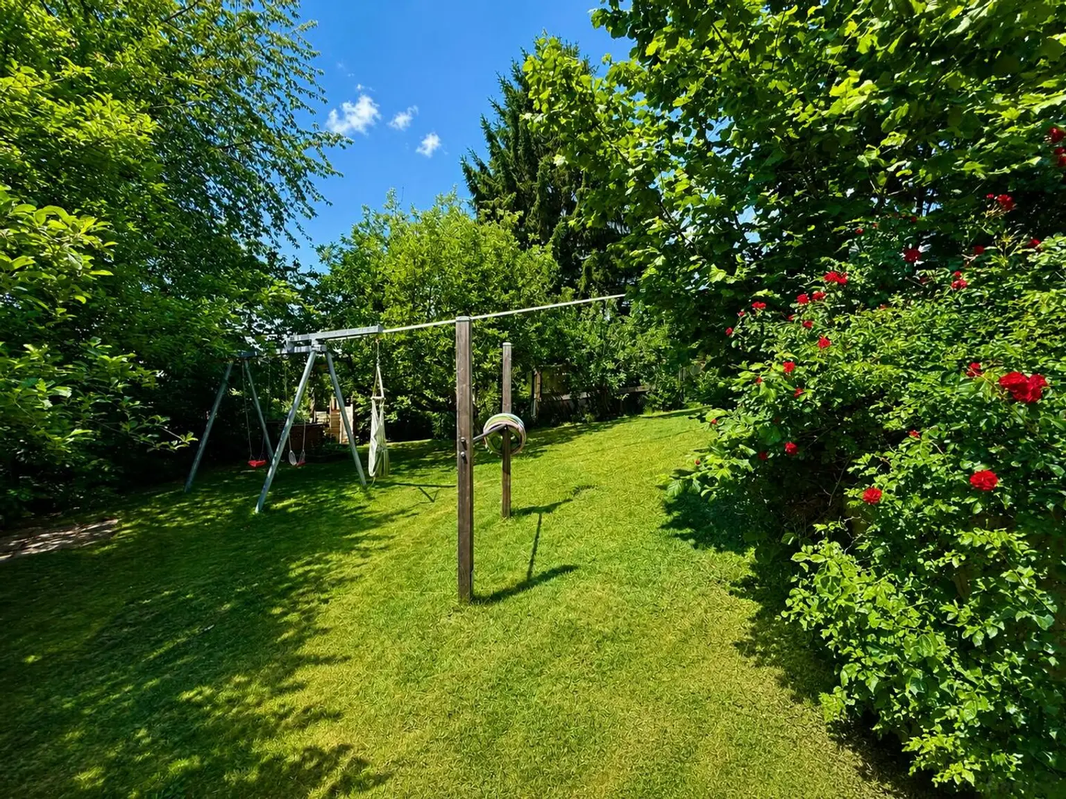 Garten mit Kinderschaukel