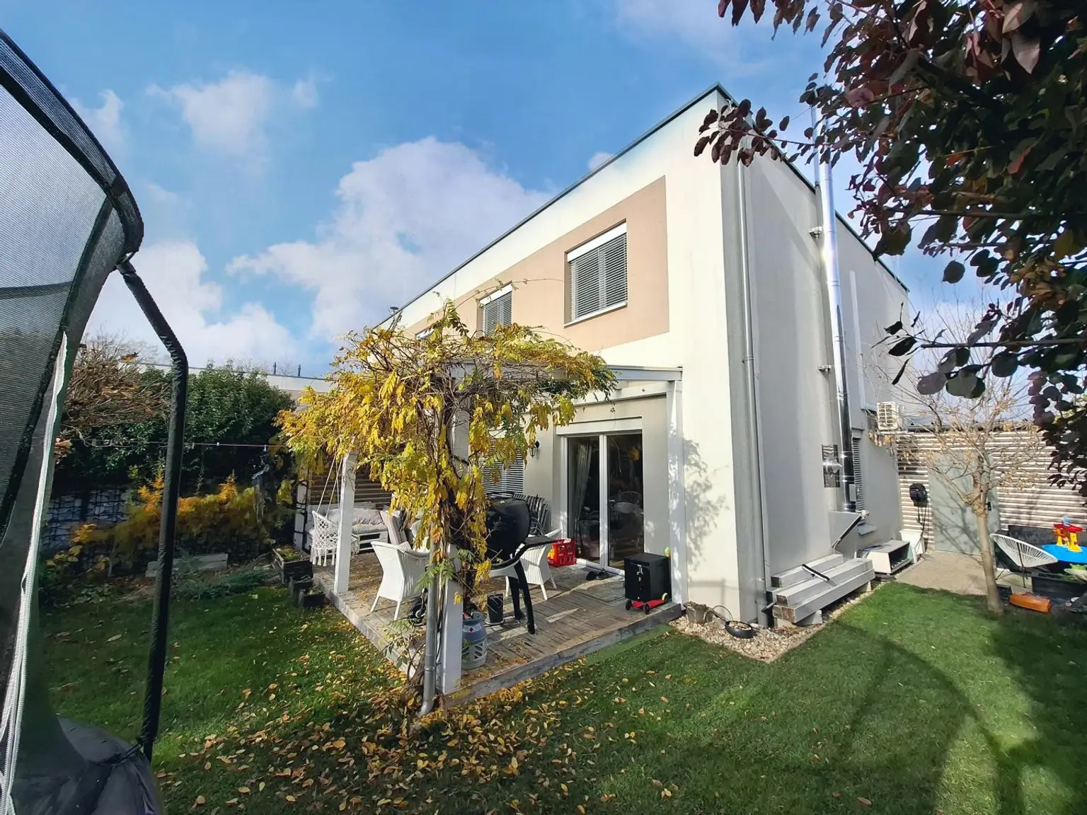 Neuwertige Doppelhaushälfte mit TOP Ausstattung in ruhiger Ortsrandlage