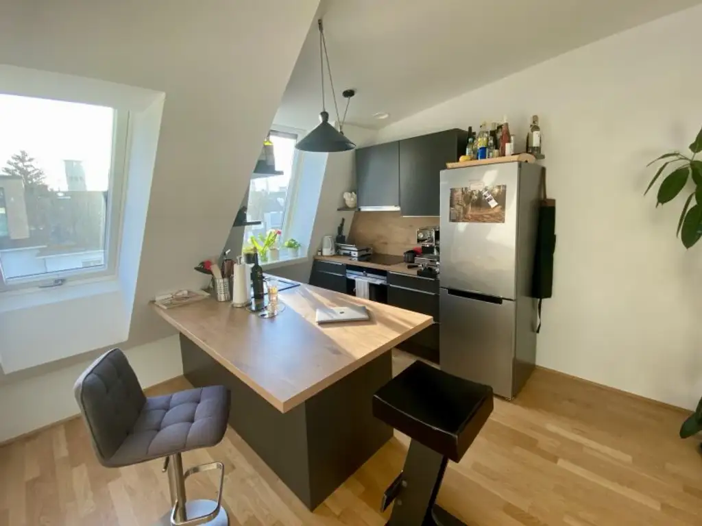 VOLL MÖBLIERTES traumhaft ruhiges Dachgeschoss-Appartement mit Terrasse und perfektem Öffi-Anschluß