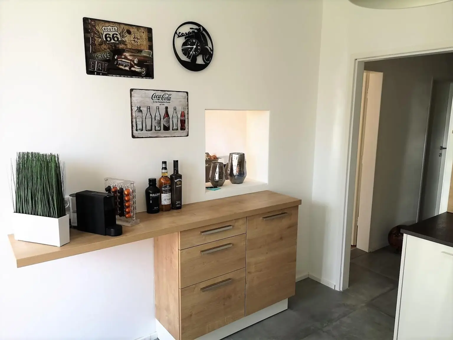 Moderne, hochwertig sanierte 3 Zimmer Wohnung mit verglaster Loggia, Keller und Garagenplatz