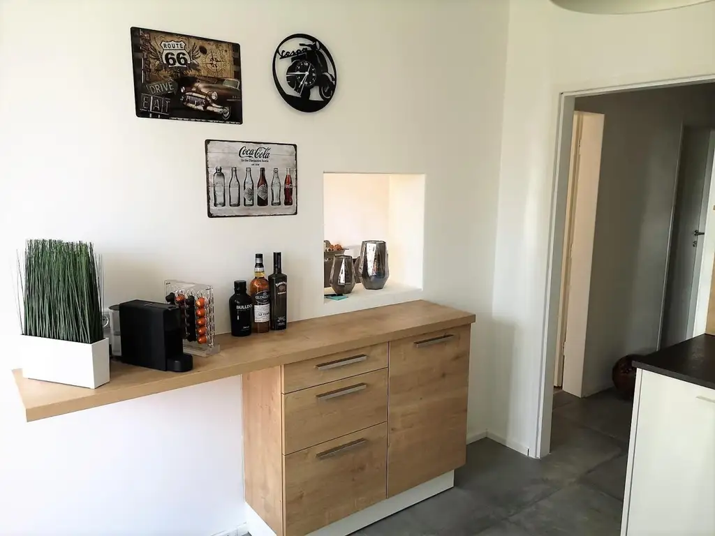 Moderne, hochwertig sanierte 3 Zimmer Wohnung mit verglaster Loggia, Keller und Garagenplatz