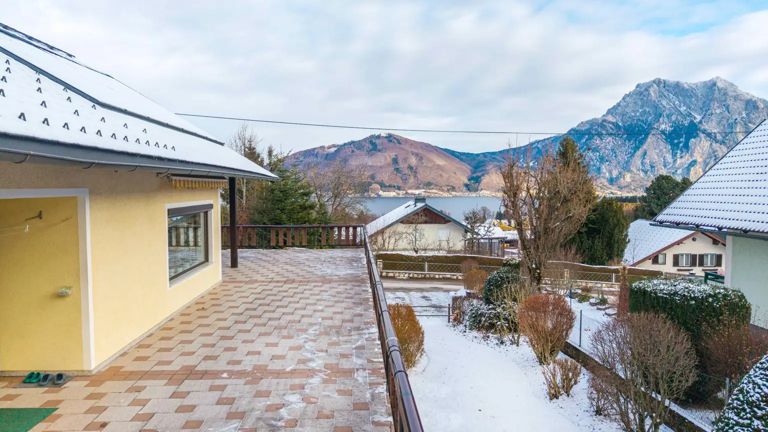 große Terrasse mit Blick Richtung Traunsee