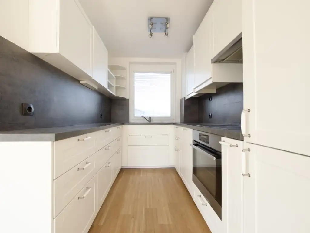 Exklusive Dachgeschoss-Maisonette mit supergroßer Terrasse und wunderbarem Fernblick & Tiefgaragenparkplatz