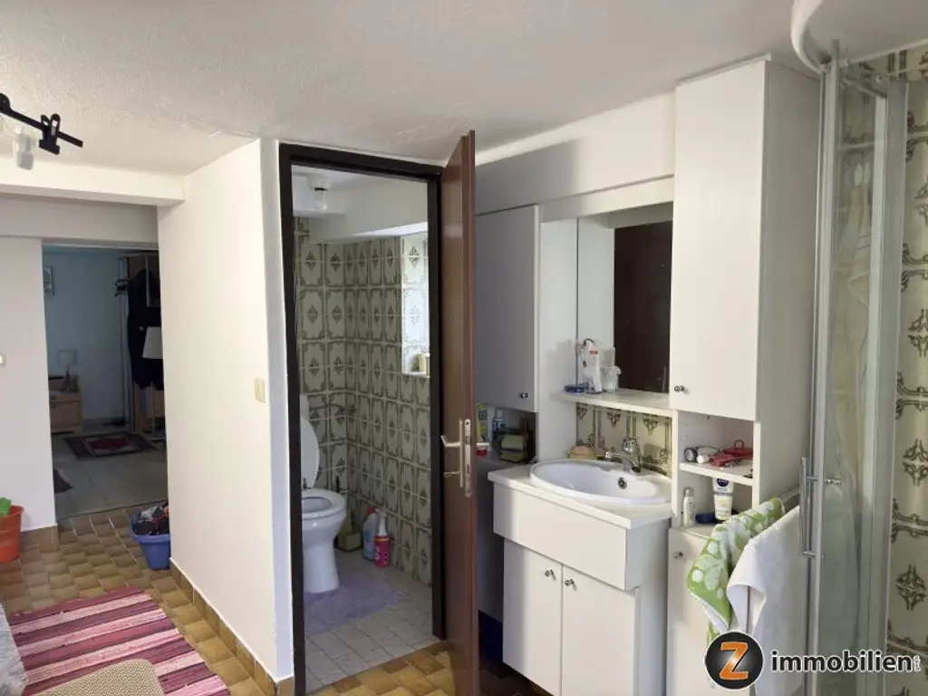 Unterkellertes Einfamilienhaus mit Garage und Obstbaumbestand