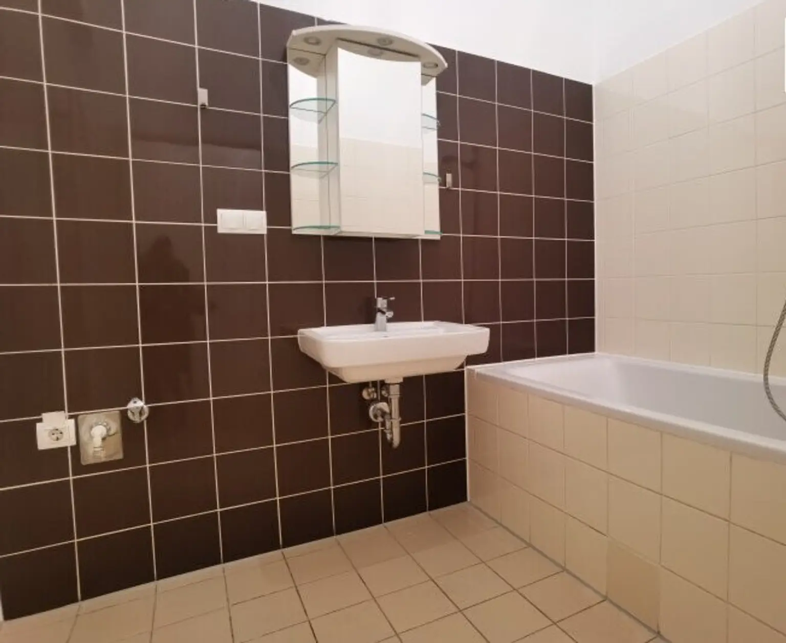 Provisionsfrei für den Mieter! 3-Zimmer-Wohnung in wunderschönem Altbau!