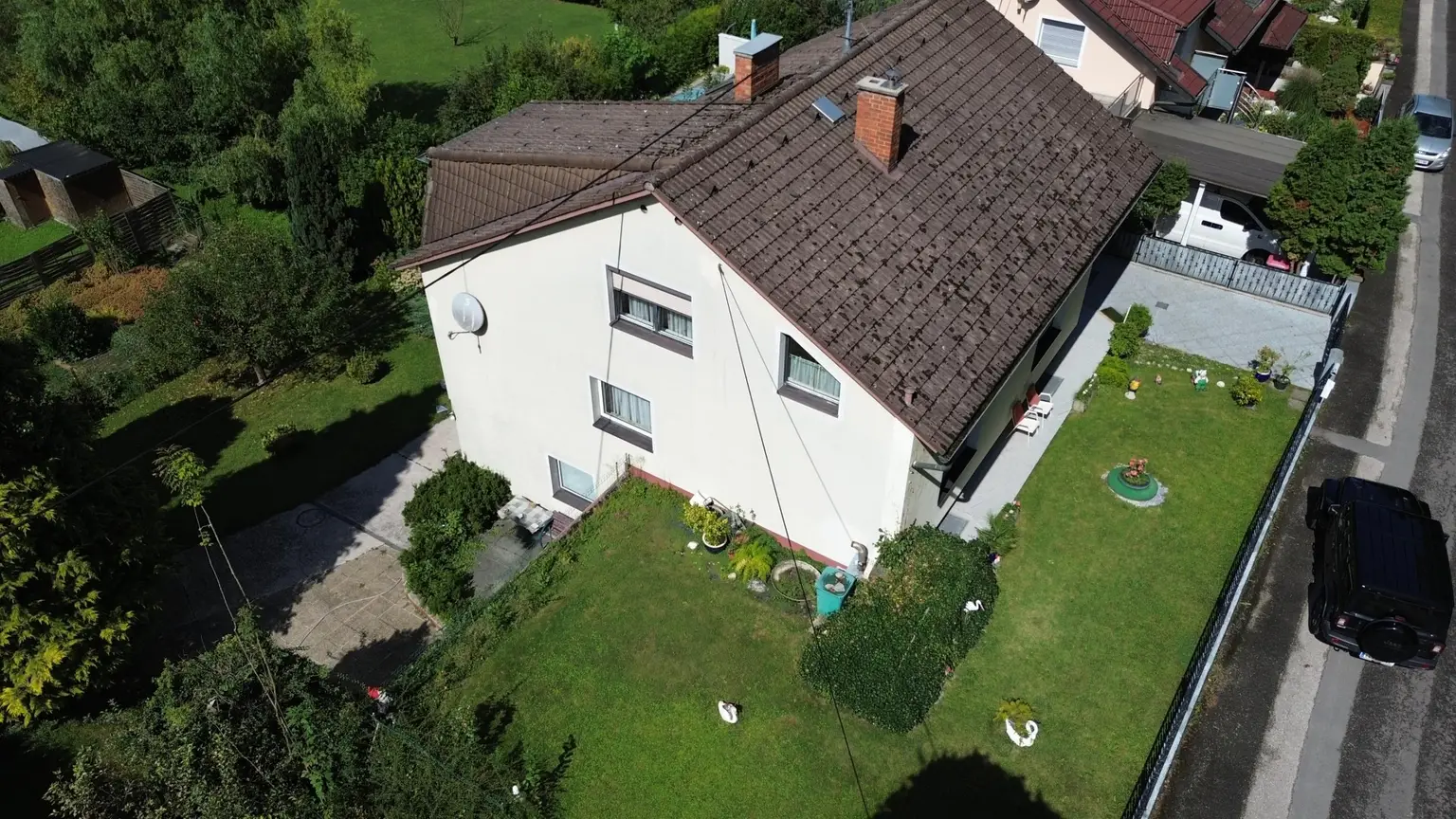 2 bis 3 Familienhaus mit Vollkeller,    mit  4 Garagen, Brunnen/Werkstatt  - 2 Zufahrten