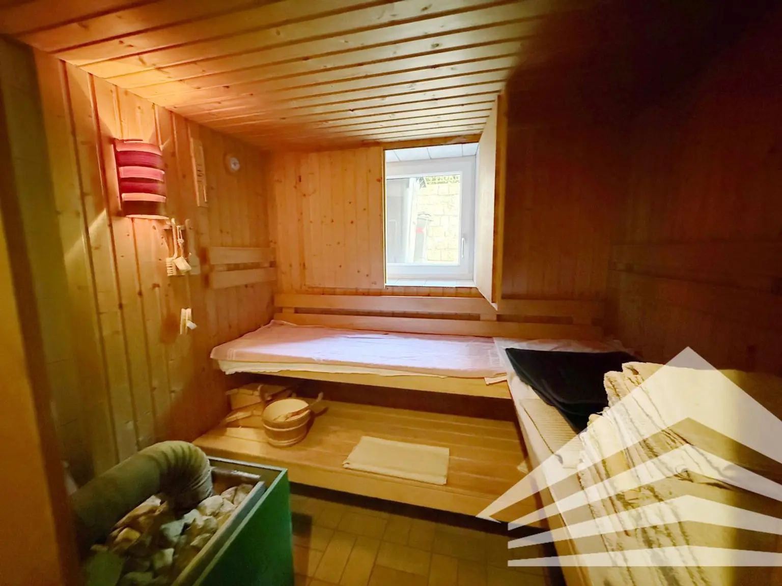 Großzügiges Mehrfamilienhaus in schöner Aussichtslage in Abwinden! 2 Garagen Plus Carport!