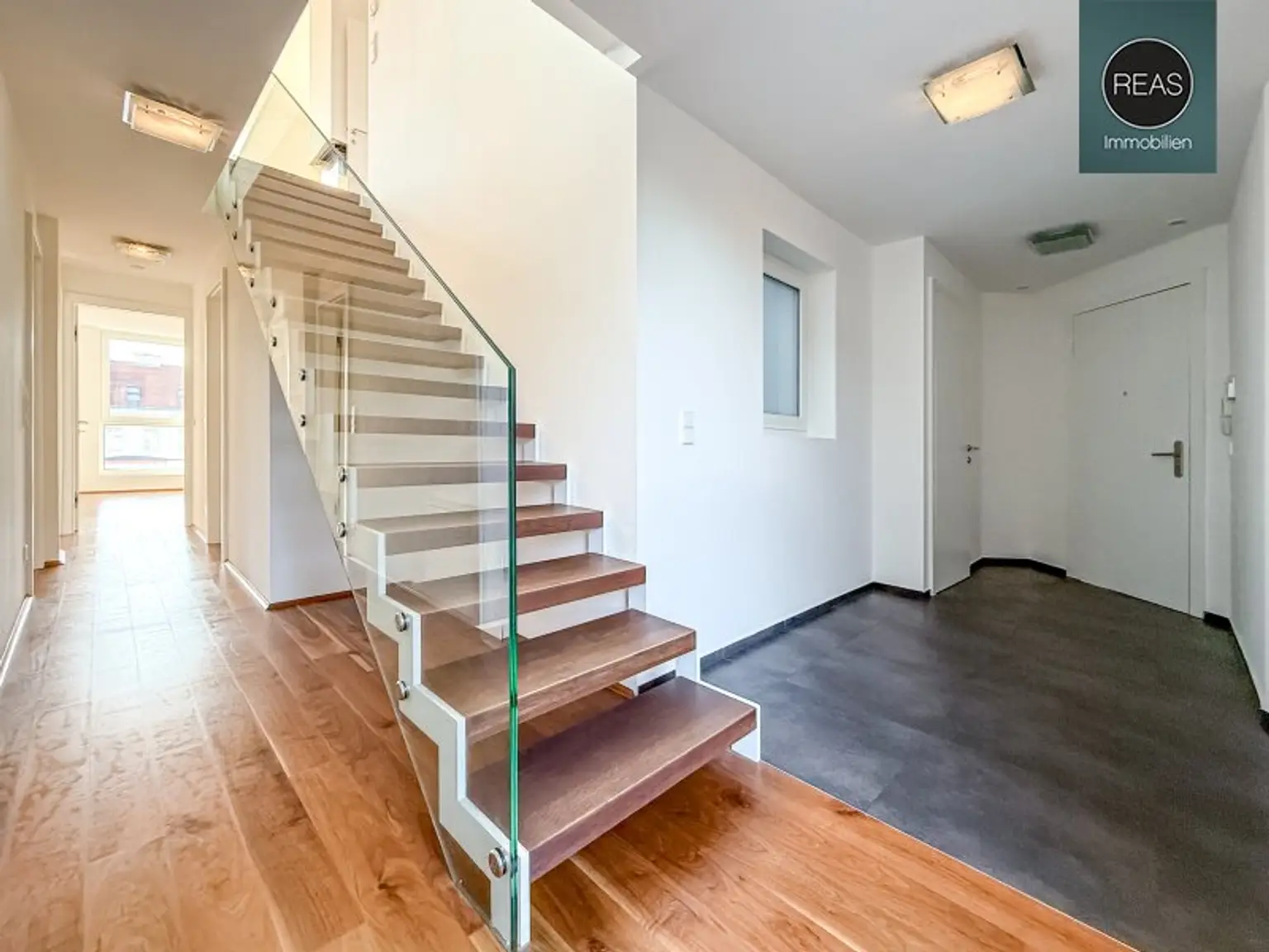 Provisionsfrei: Klimatisierte Dachgeschoss Maisonette mit 2 Terrassen und Kamin nahe Uno City!