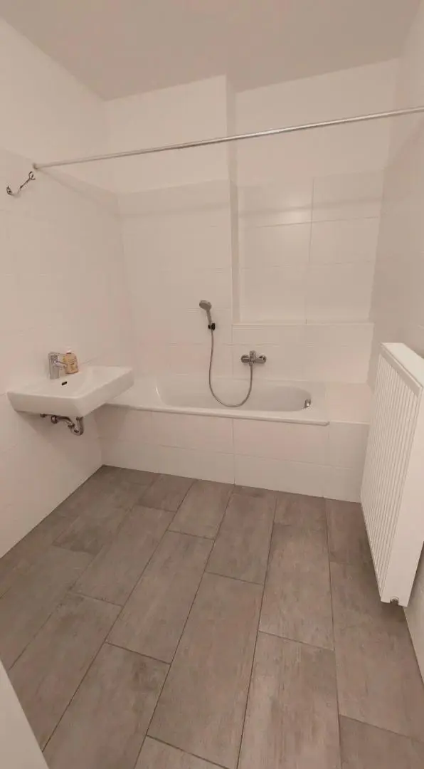 Ruhige 3-Zimmer-Wohnung mit Balkon und Küchenmöblierung zu vermieten
