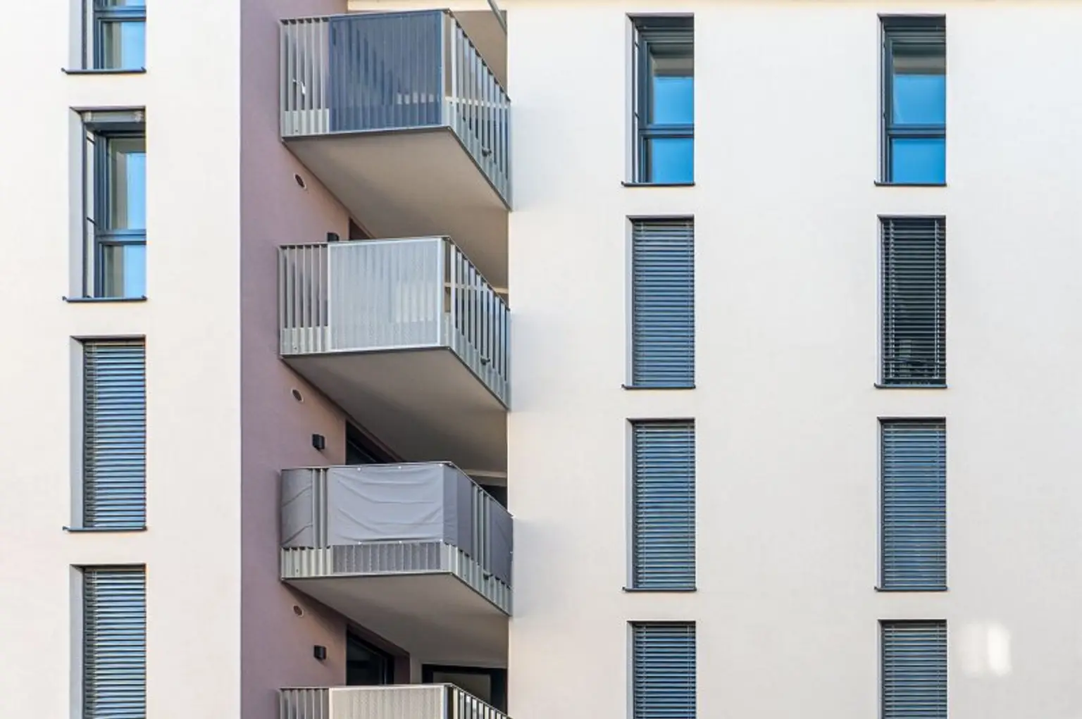 Erstbezug ab Februar! Nähe U6/U4! Helle 2-Zimmer-Wohnung mit Loggia zu vermieten!