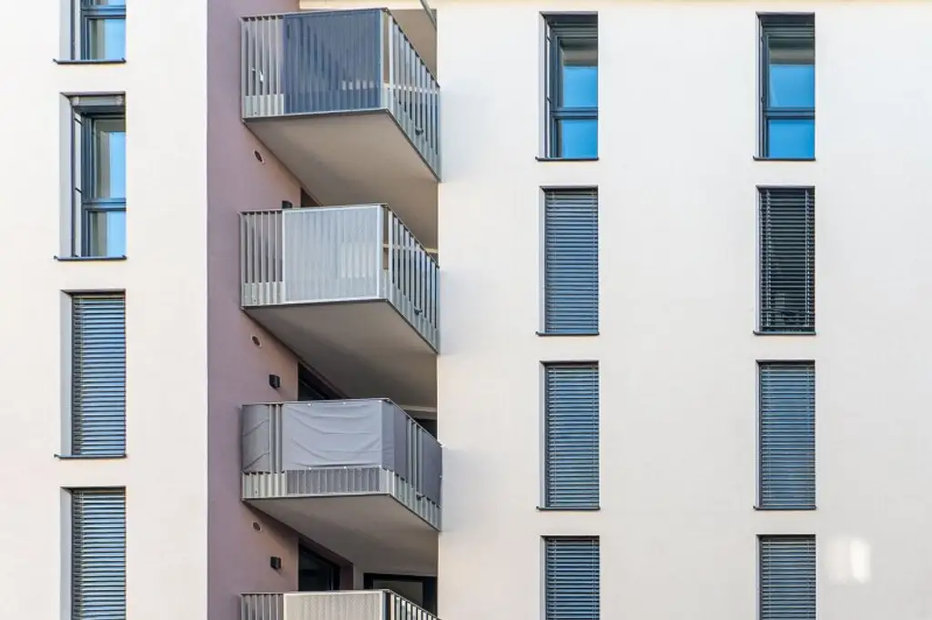 Erstbezug ab Februar! Nähe U6/U4! Helle 2-Zimmer-Wohnung mit Loggia zu vermieten!