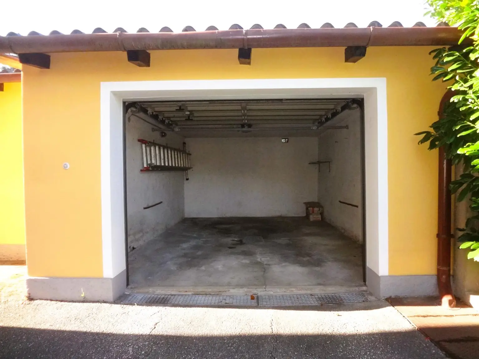 GEDIEGENES HAUS MIT ZWEI WOHNEINHEITEN UND GROSSEM GARTEN!