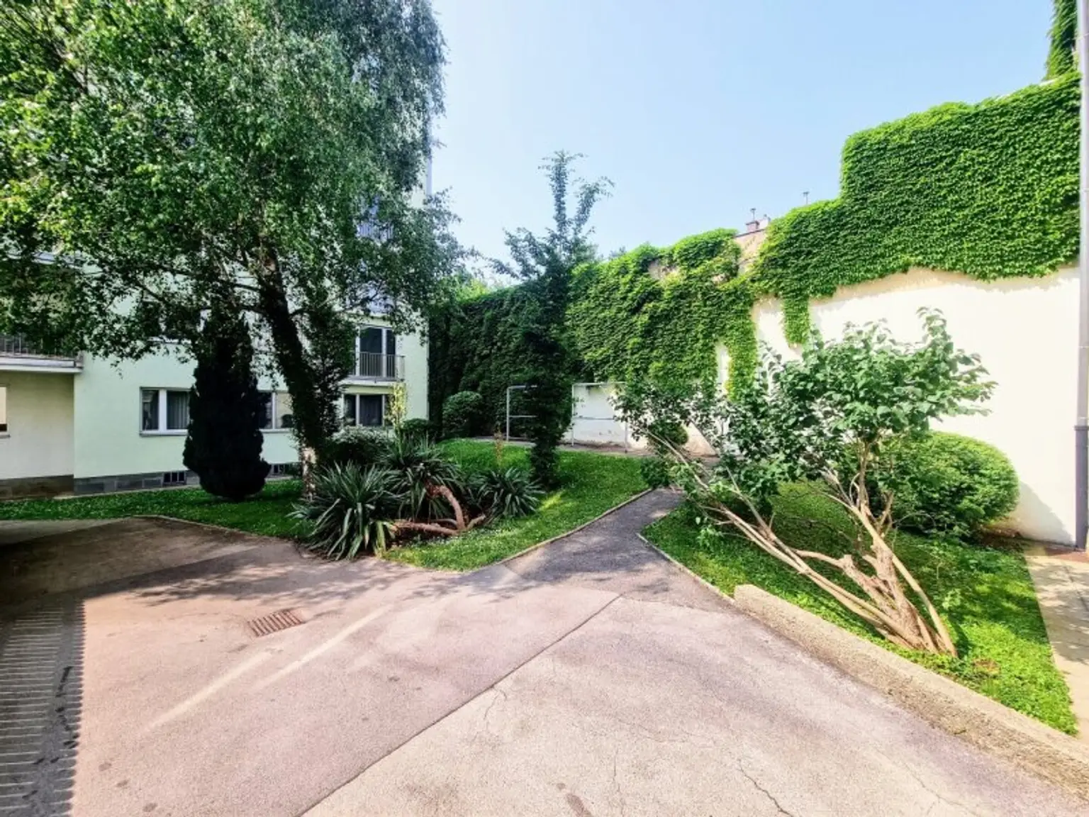 Prachtvolle 4 Zimmer Wohnung mit verglaster Loggia und großzügigen Wohnbereich!