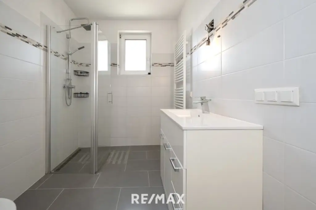 Voll unterkellertes Zweifamilienhaus mit Garten, Carport & Garage in sonniger Zentrumslage von Bad Hall!