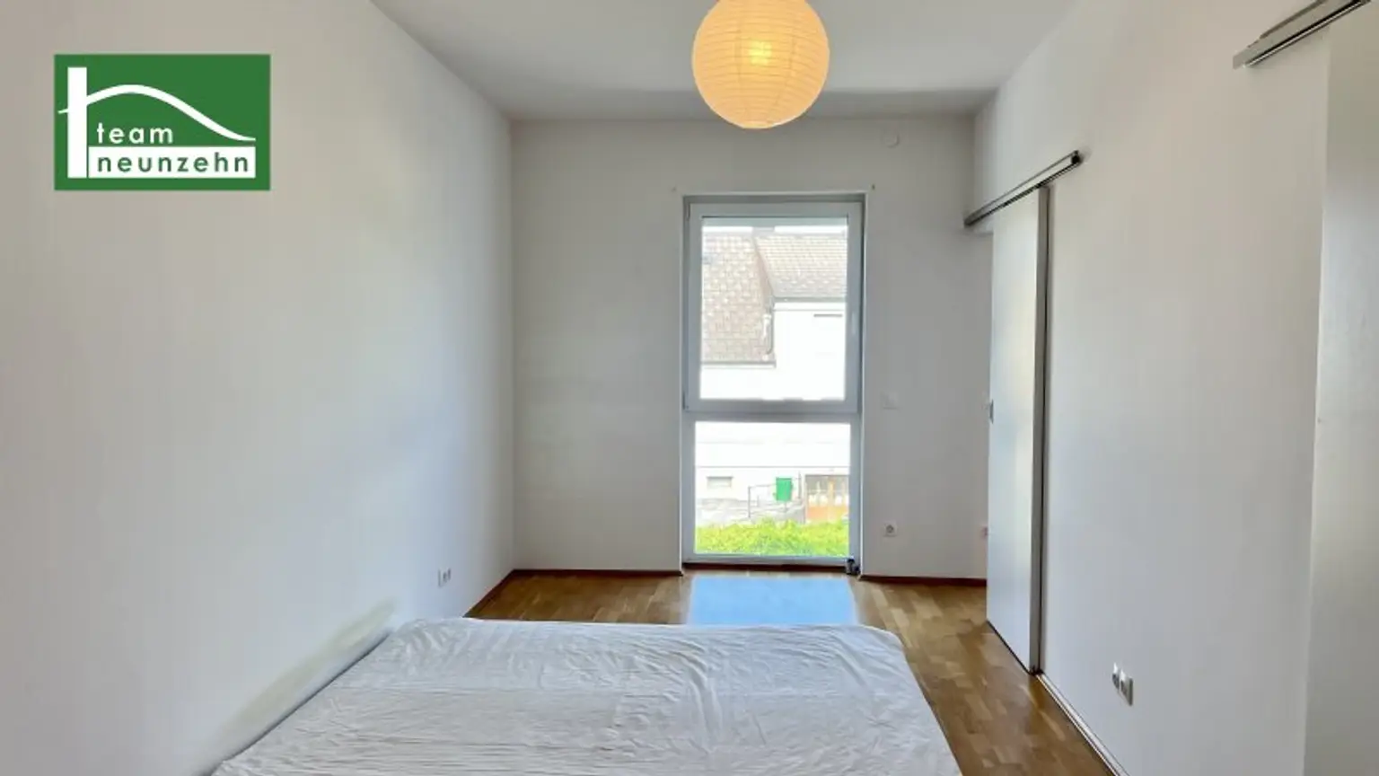 2 Zimmer-Wohnung in generalsaniertem Neubau mit ca. 6m2 Balkon.