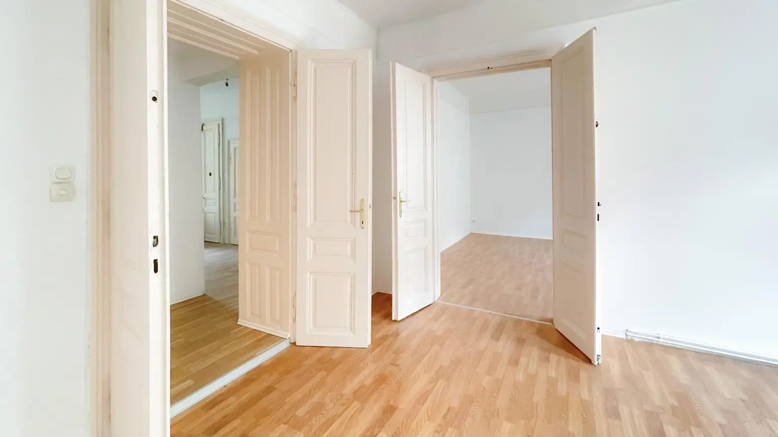 3 Zimmer mit Balkon, komplett neues Bad und WC