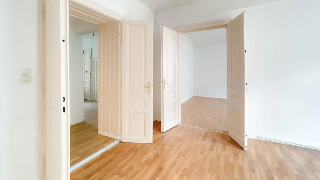3 Zimmer mit Balkon, komplett neues Bad und WC