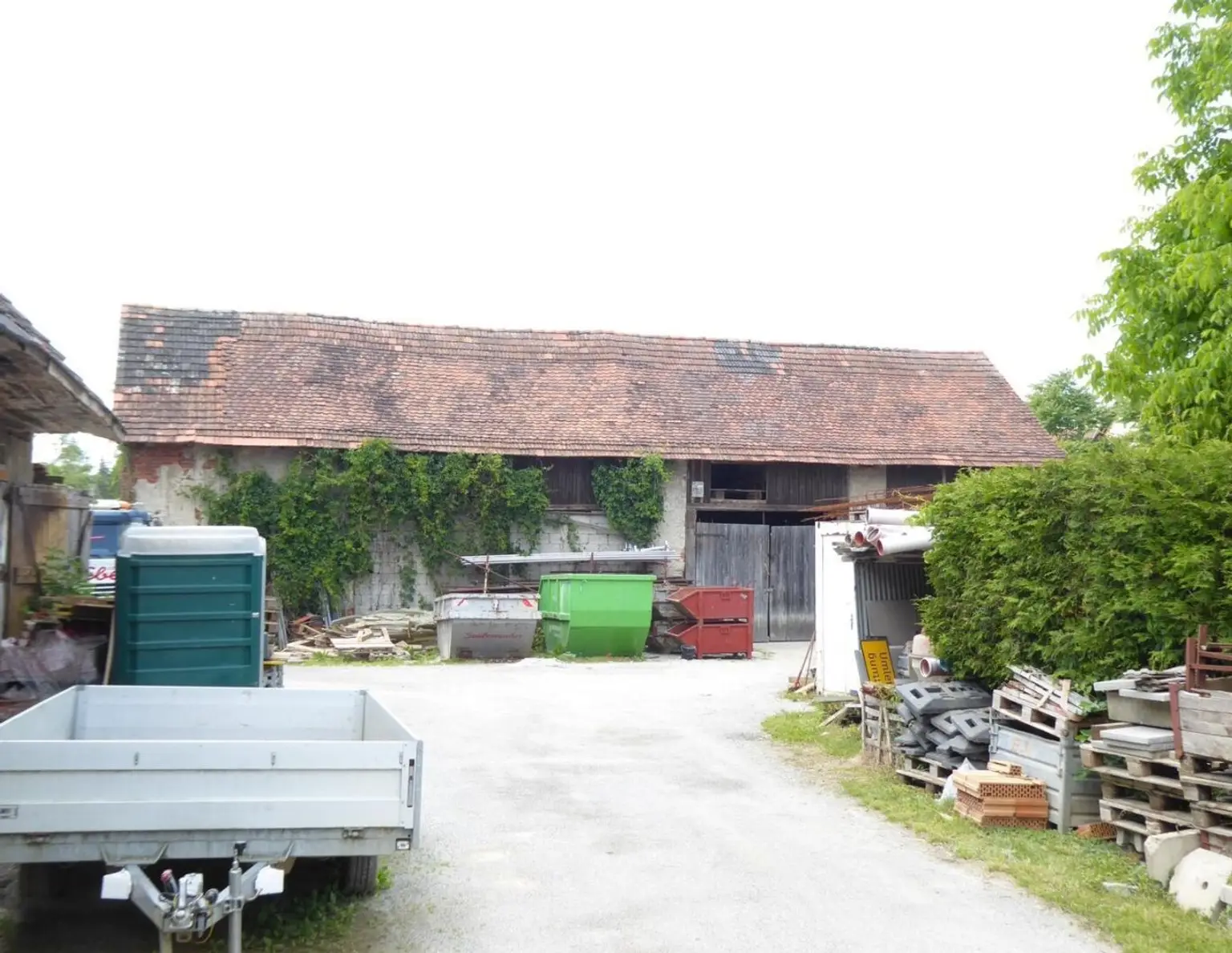 Solides Anlageobjekt - Wohnhaus mit vier Wohneinheiten und Ausbaupotential, Baulagerplatz mit Lagerhallen und Reserven