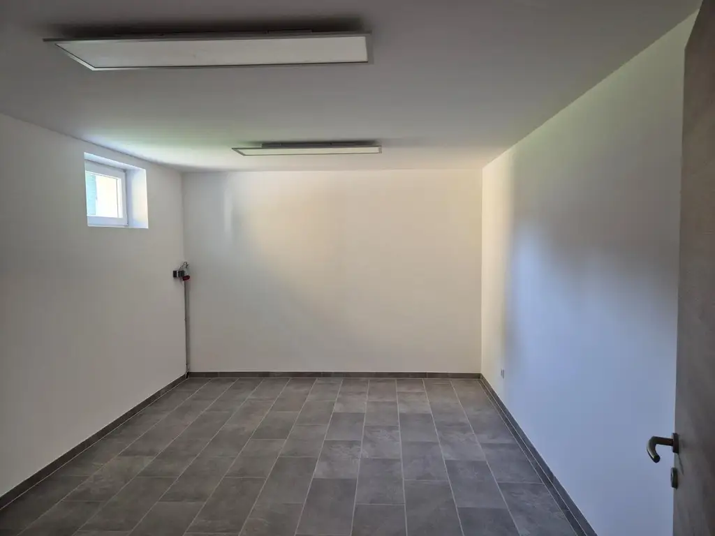 NEUES NIEDRIGENERGIEHAUS MIT GROSSEM GRUNDSTÜCK