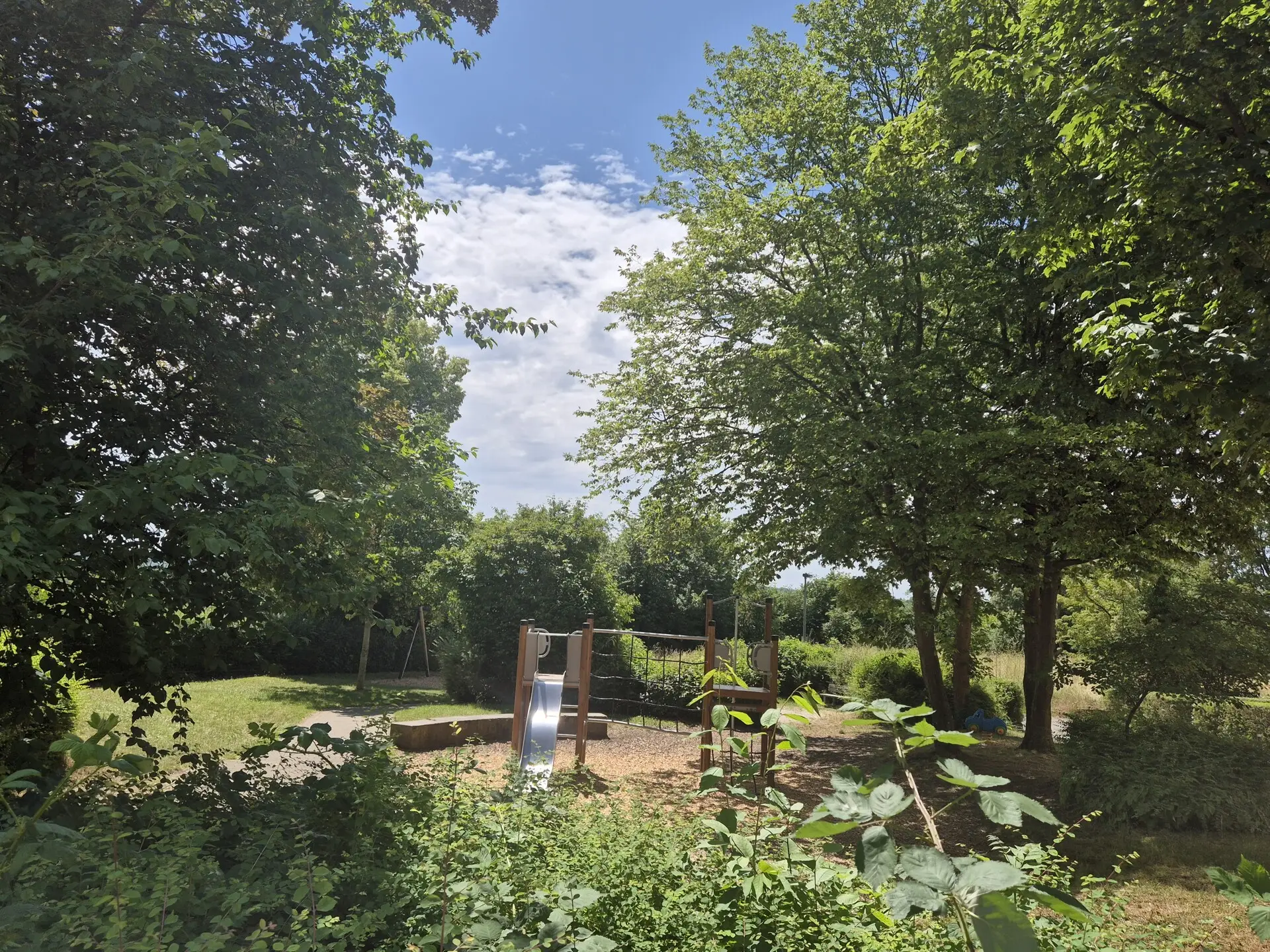 Spielplatz ca. 100m entfernt