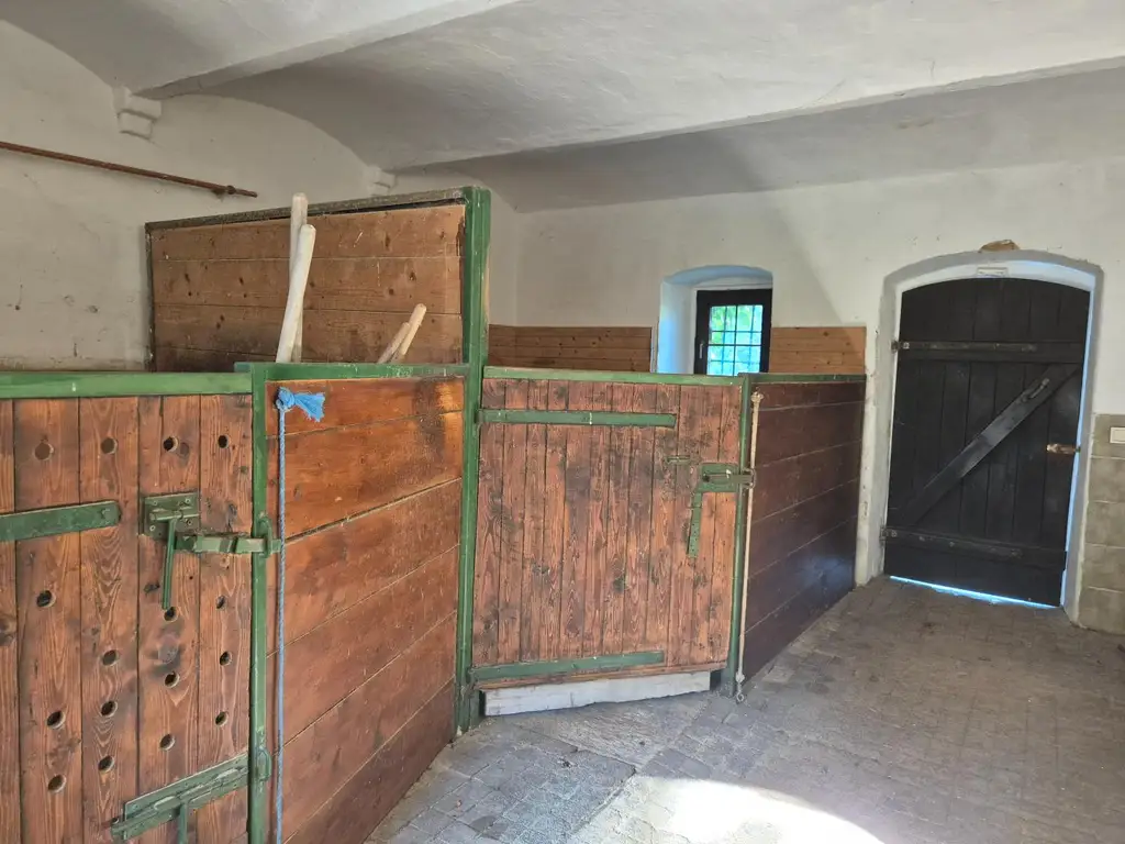 Wunderschöner Dreikanthof in Ruhelage mit Reithalle