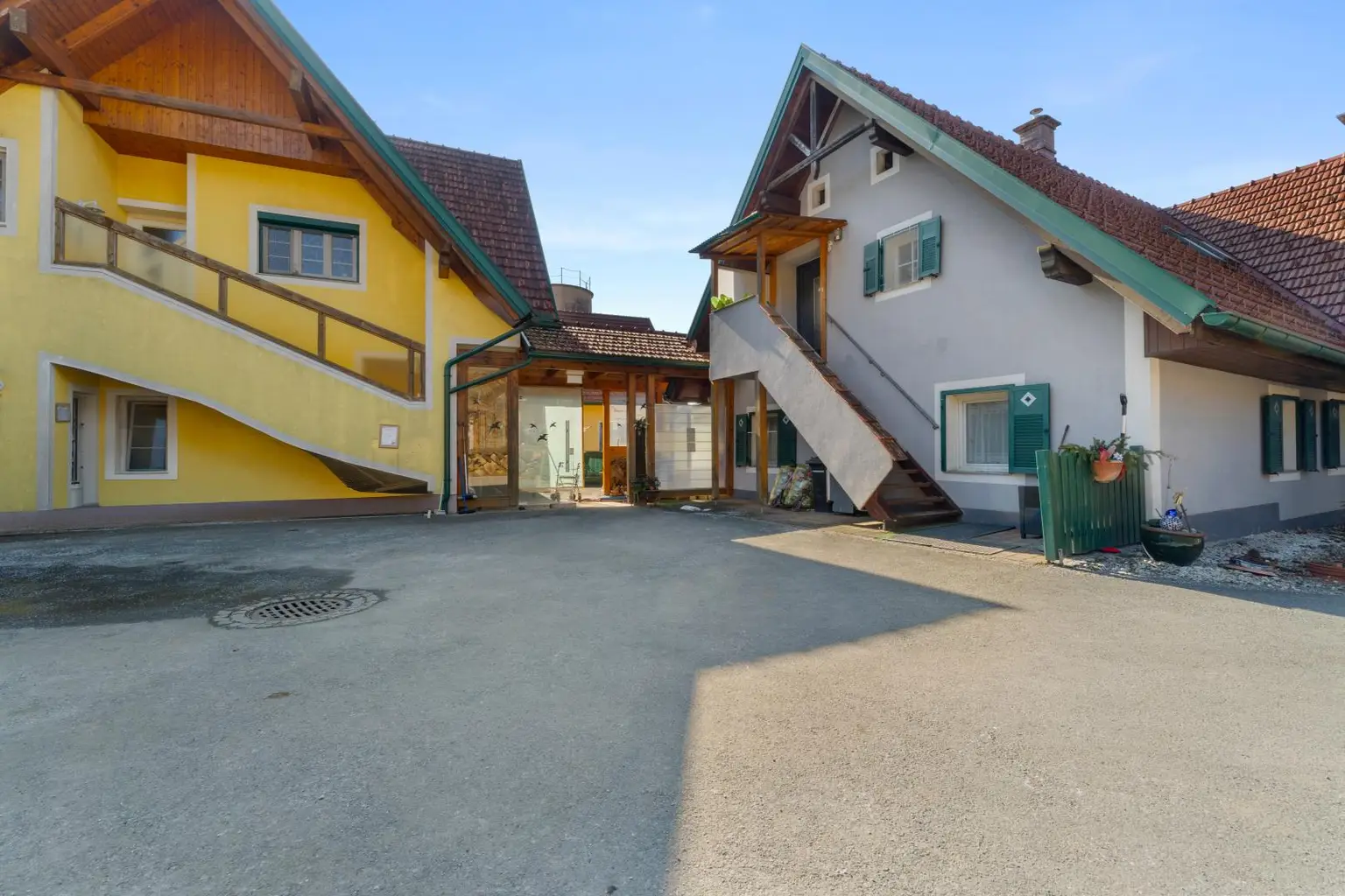 Verbindung Wohnhaus und Mehrparteienhaus