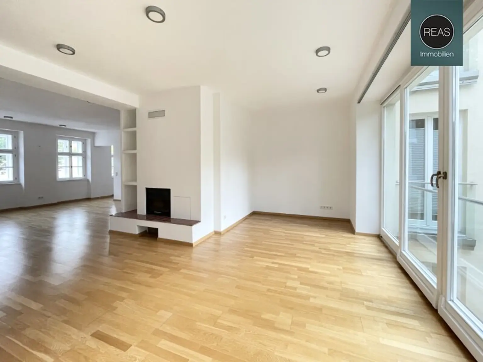 Provisionsfrei: Wunderschönes Apartment mit ruhiger Balkon-Terrasse bei der Orangerie Schönbrunn!