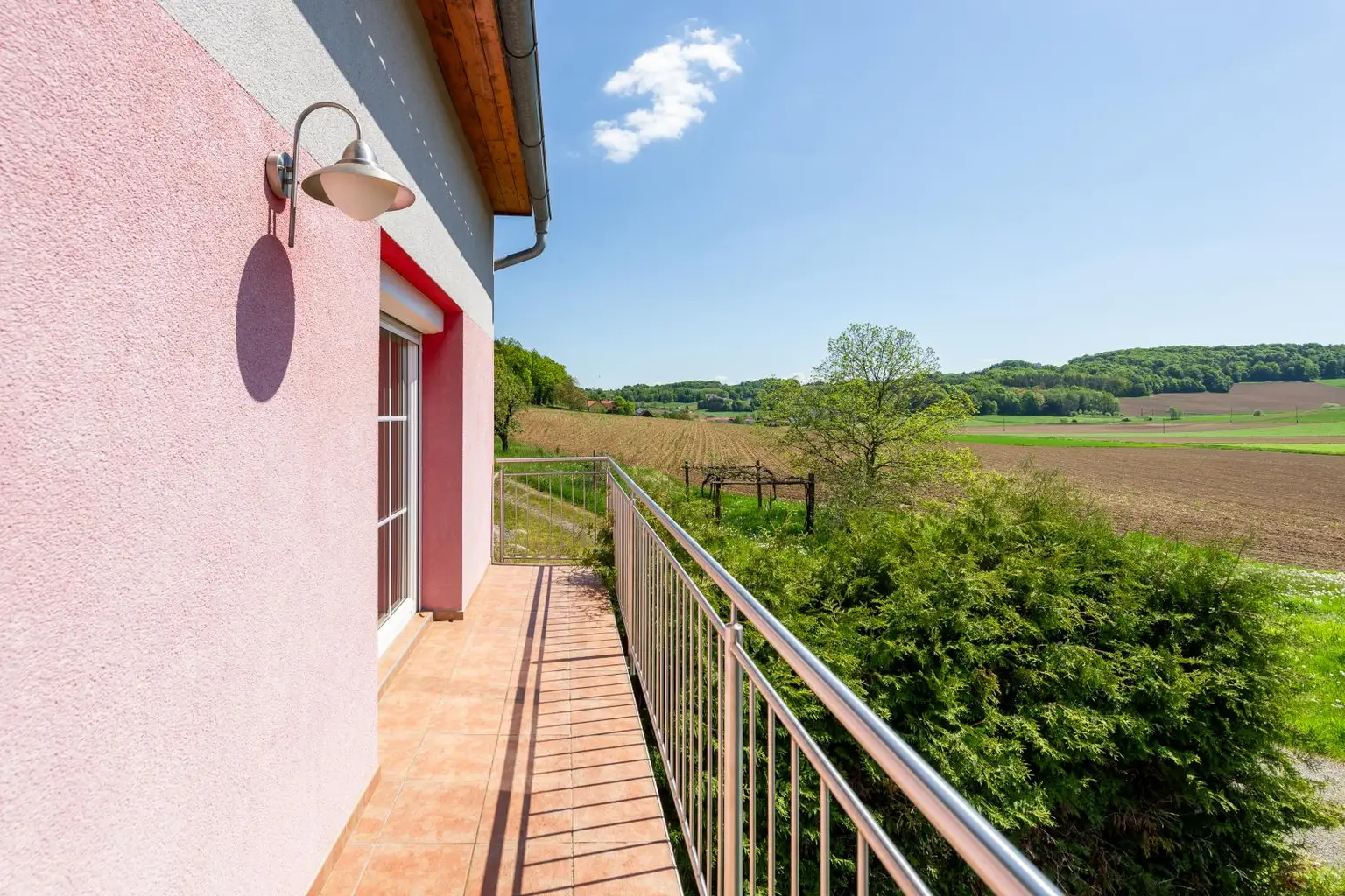Einfamilienhaus mit großem Grundstück und Nebengebäuden