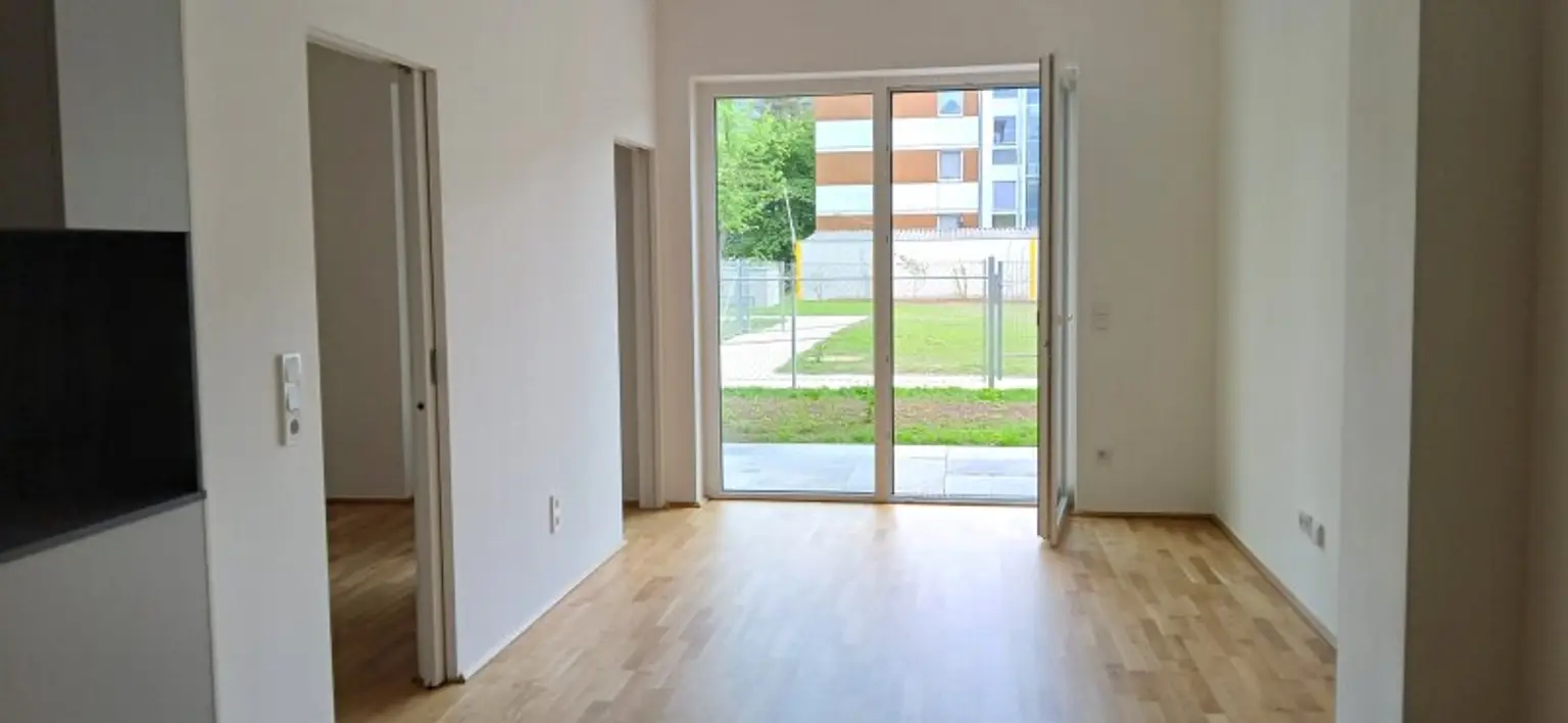 NEUBAU - ERSTBEZUG - Top 2 - Wunderschöne 2 Zimmerwohnung mit kleinem Garten, Terrasse und einem eigenen Tiefgaragenplatz