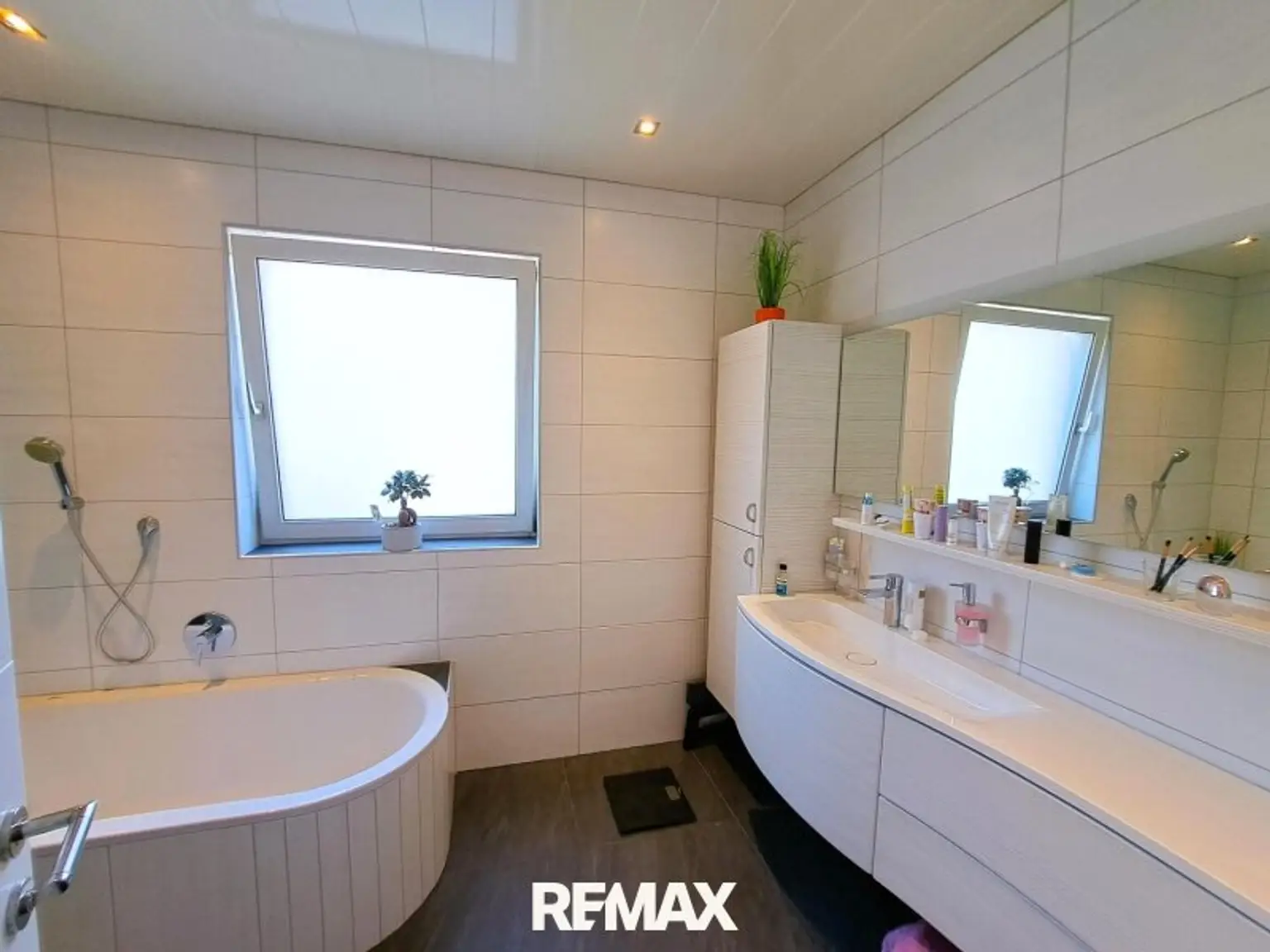 EG - Badezimmer mit Wanne und Dusche