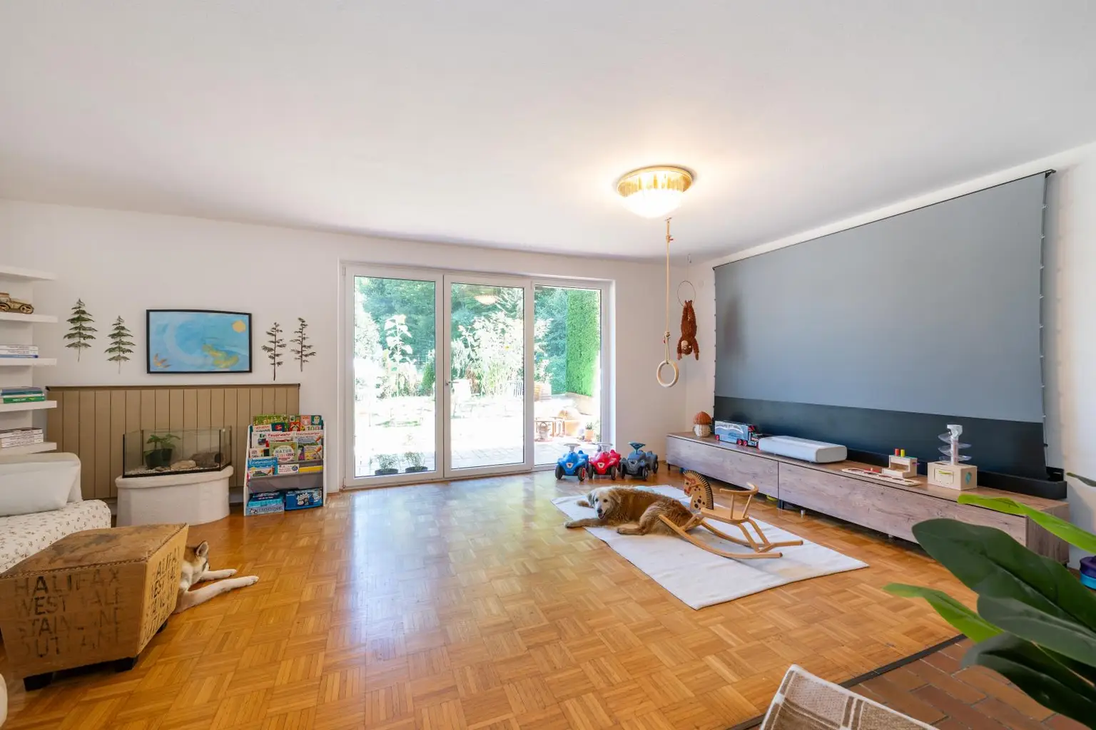 Wohnzimmer mit Ausgang auf die Terrasse