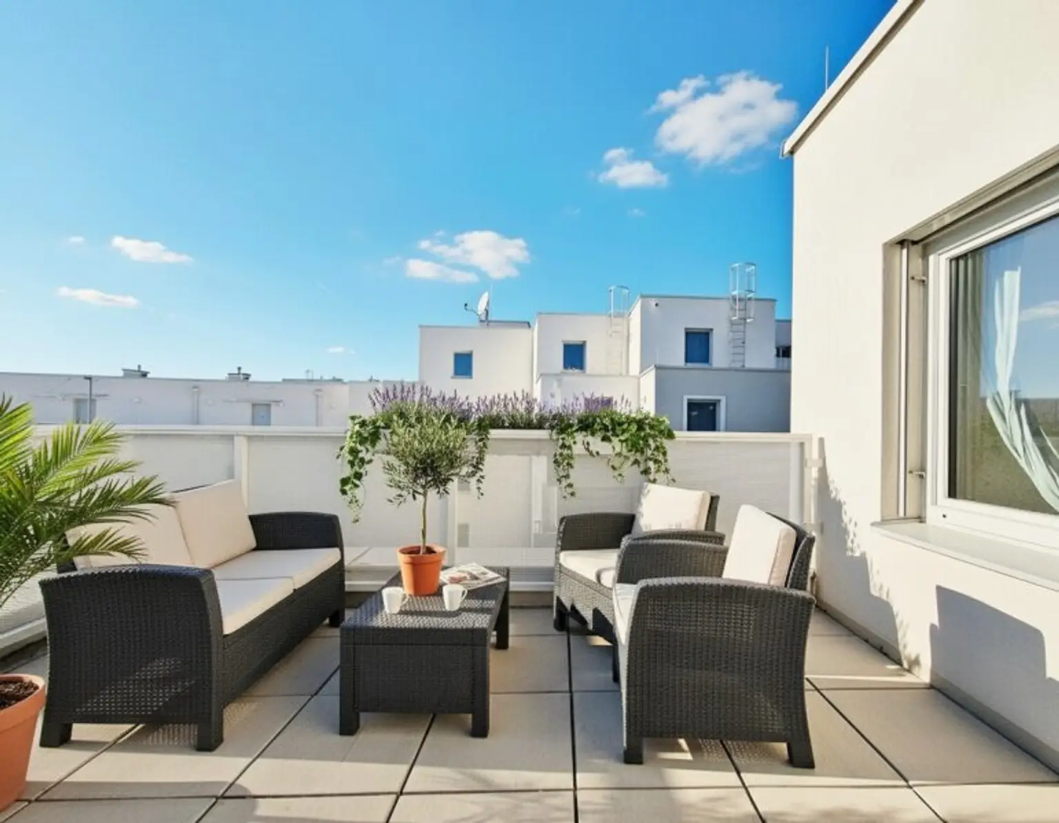 Sonnige große ca. 11,30 m² Terrasse (ohne Möbel)