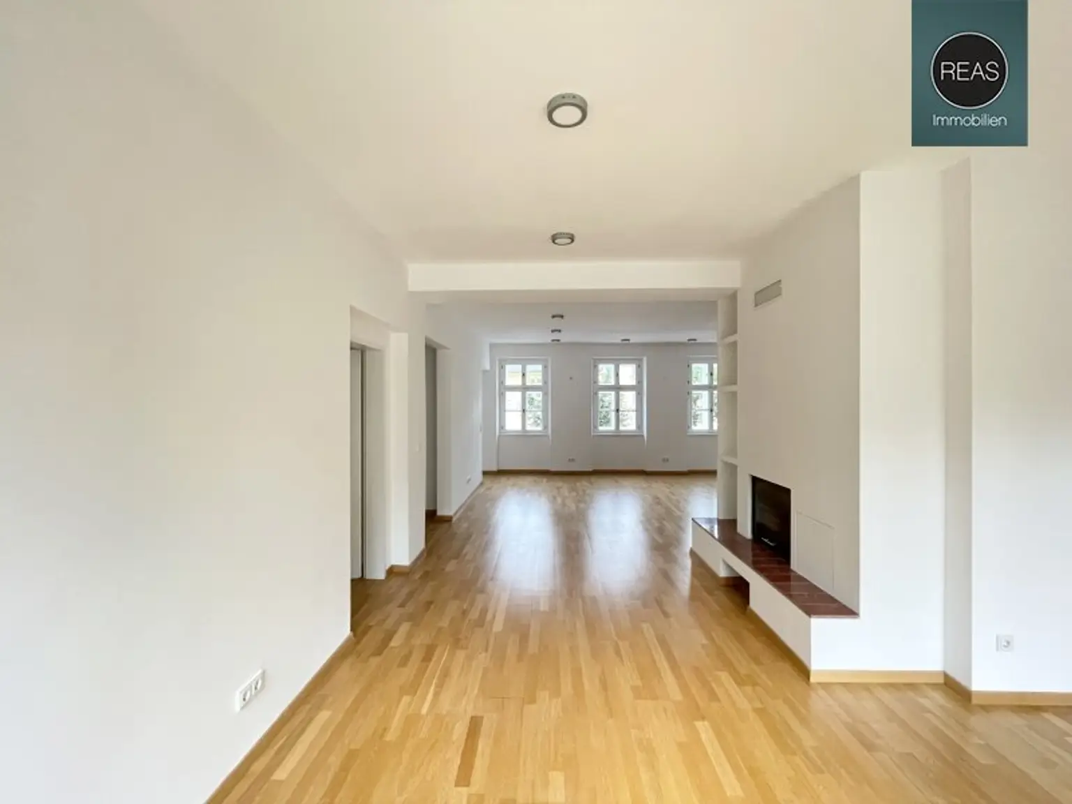 Provisionsfrei: Wunderschönes Apartment mit ruhiger Balkon-Terrasse bei der Orangerie Schönbrunn!