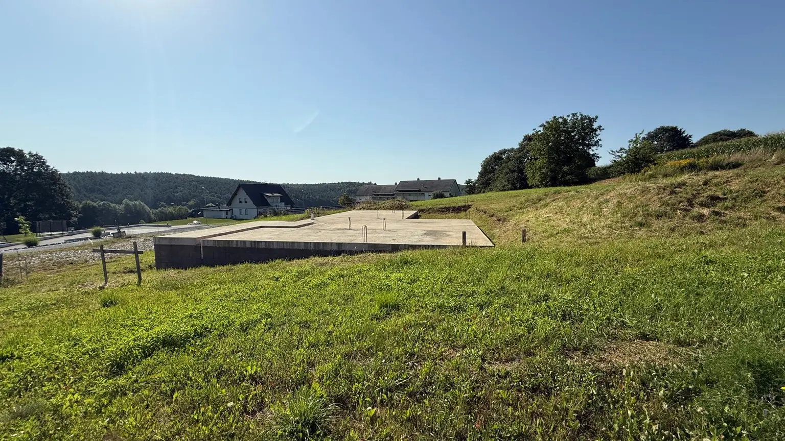 sehr sonniges und ruhiges Baugrundstück mit Bodenplatte