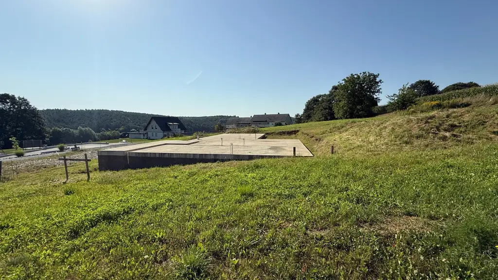 sehr sonniges und ruhiges Baugrundstück mit Bodenplatte