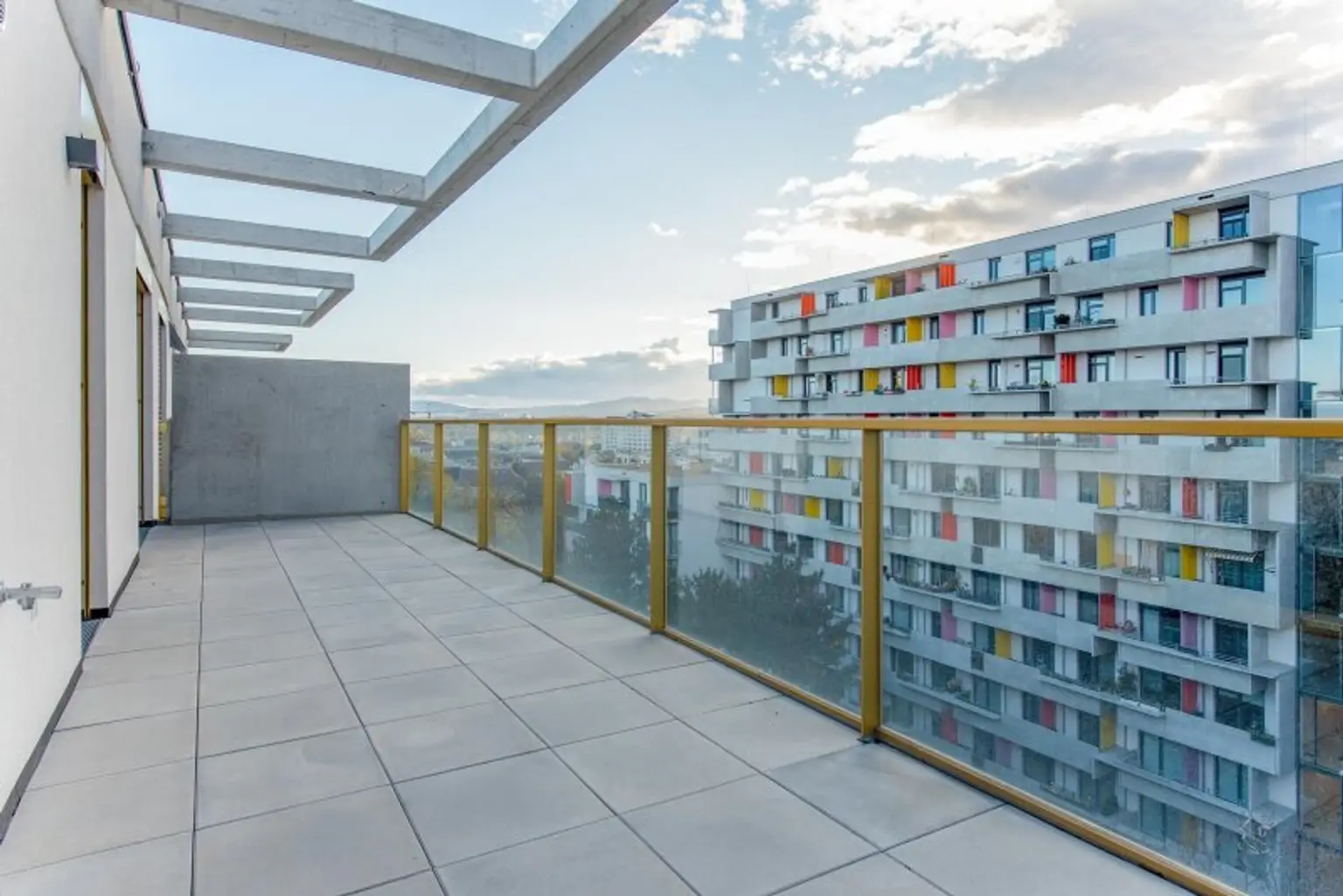 Ab Oktober! Nahe U3! Terrasse mit Weitblick! Prima 3-Zimmer-Wohnung zu vermieten!