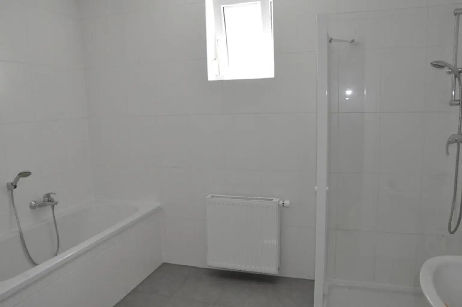 Moderne 4-Zimmer-Wohnung mit Eigengarten, in zentraler Lage und absoluter Seenähe!